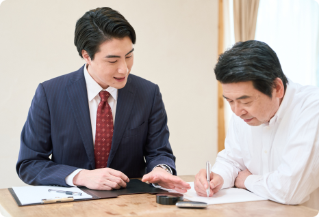 補助金申請について相談するお客様と担当者